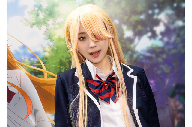 【コスプレ】金髪の女子高生が笑顔で鍬(くわ)を持っているんだが…思わず吸い込まれる空気感 画像