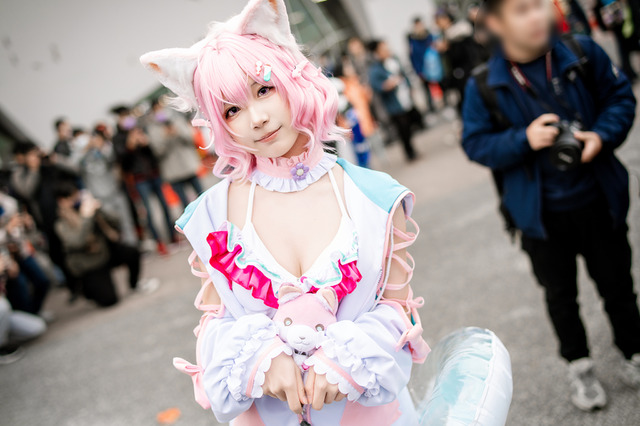 【コスプレ】香港美女による「ホロライブ」博衣こよりの水着姿が眩しい!浮き輪に座り込む姿もキュート【写真8枚】 画像