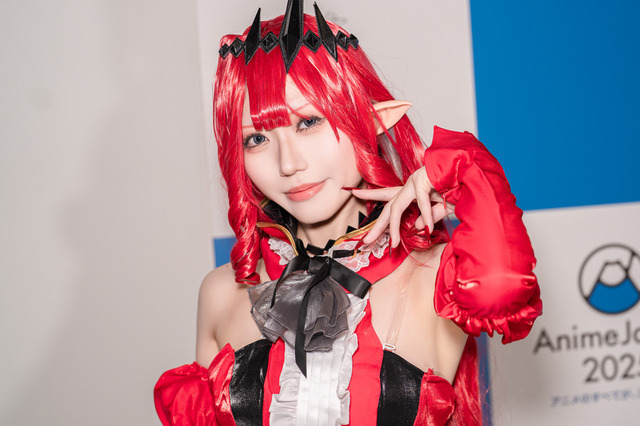 【コスプレ】真っ赤なドレスに伸びる美脚が艶やか！振り向き姿にも華がある「バーヴァンシー」の美女レイヤー【写真8枚】 画像