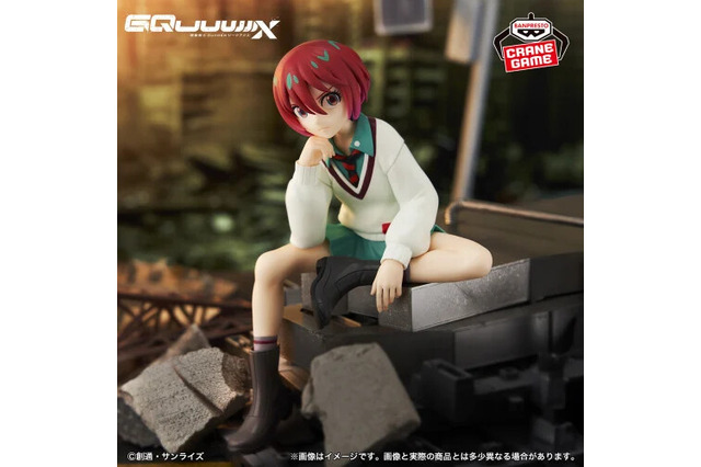 「ガンダム ジークアクス」マチュの座り方がインパクト大！ニット帽を被ったハロのビッグサイズぬいぐるみも可愛い 画像