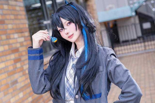 【コスプレ】小悪魔チックな制服姿がめっちゃキュート!イタズラっぽい目線も魅惑的な「一ノ瀬うるは」の美女レイヤー【写真9枚】 画像