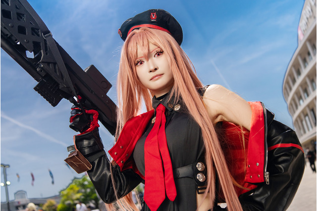 【コスプレ】アーミー×ニーハイの絶対領域を展開！キリリとした表情がかっこいい美脚レイヤーによる『NIKKE』ラピ【写真7枚】 画像