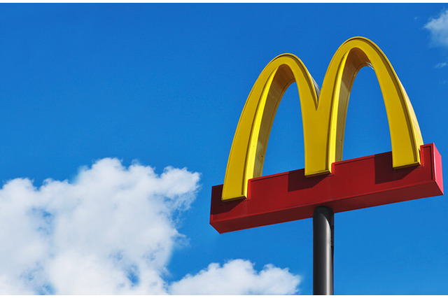 「あれ？いつもとなんかちがう？？」マクドナルドが映画「マイクラ」コラボを示唆？ハッピーセットのロゴが“四角く”表現 画像