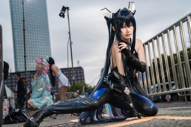 【コスプレ】背中のラインが美しすぎる！神秘的な瞳で語りかけてくる『NIKKE』リトルマーメイドがもはや本物【写真8枚】 画像