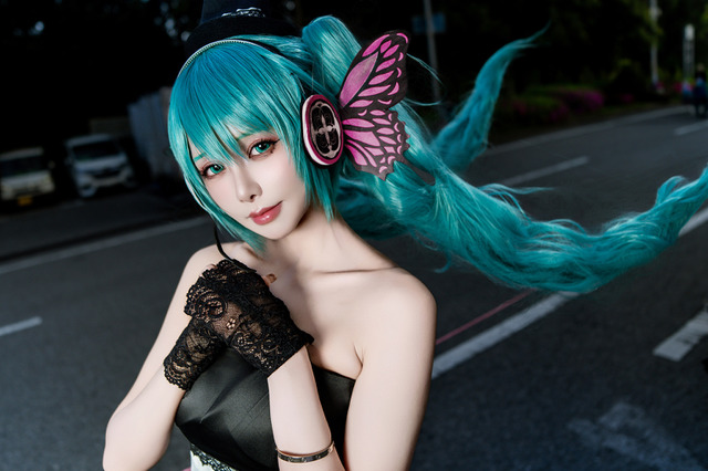 【コスプレ】ツインテールとニーハイが似合いすぎ!漆黒のドレスで舞うスレンダーな「初音ミク」が美しい【写真8枚】 画像