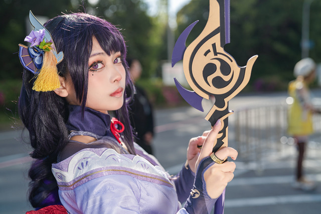 【コスプレ】鍛えた体幹が作り出すポージングが完璧！夕日を受け薙刀を構える美女レイヤーが神々しい【9枚】 画像