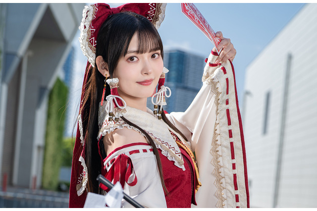 【コスプレ】人気声優・上坂すみれ、圧巻の被写体力を魅せる!「HoshibakoWorks」が手掛けた衣装をまとった霊夢が美しすぎる【写真5枚】 画像