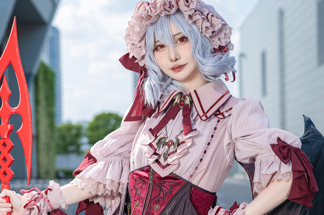【コスプレ】蝙蝠の羽を大胆にあしらったデザインが秀逸!抜群のポージングで魅せるレミリアの妖美な雰囲気がお見事【写真8枚】 画像