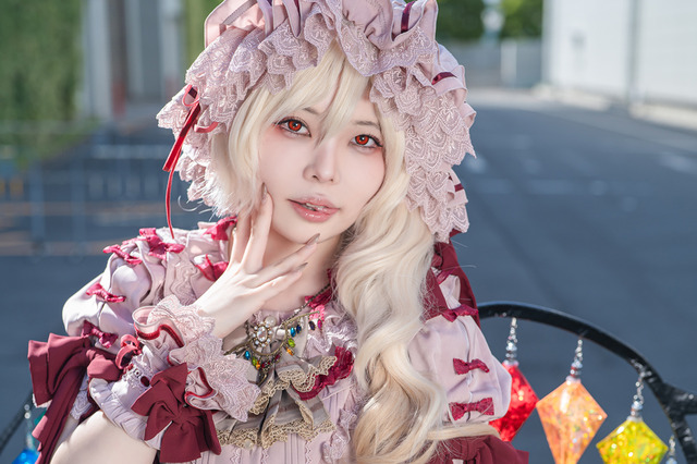 【コスプレ】深紅の色合いを出す素材感と細部の作り込みにも注目!「東方」屈指の危険人物“フラン”レイヤーがハマりすぎ【写真9枚】 画像