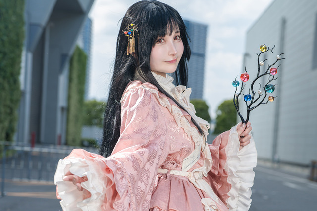 【コスプレ】生地をたっぷり使った衣装の絢爛さに目を奪われる!月の姫「蓬莱山輝夜」の優雅な美しさを見せる人気レイヤー【写真8枚】 画像