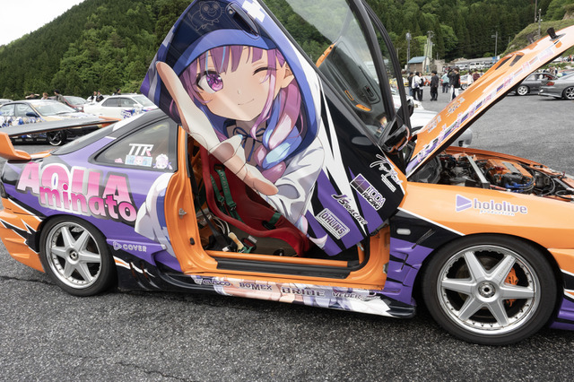 ガルウィングの湊あくあ&紫咲シオンがイカす!「ホロライブ」「にじさんじ」など奥伊吹に集まったVTuber痛車まとめ【ARCChampionship 2025フォトレポ】 画像