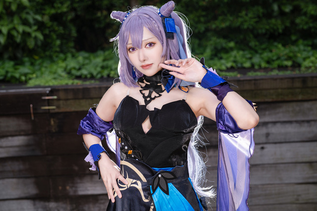 【コスプレ】海灯祭衣装を纏った「刻晴」の艶やか姿に目を奪われる!躍動感溢れるポーズにも華がある美女レイヤー【写真10枚】 画像