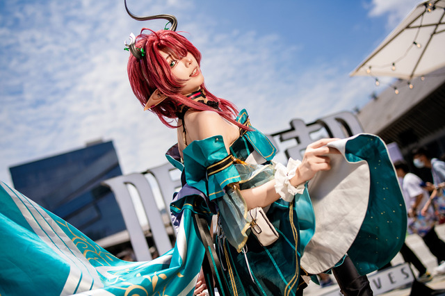 【コスプレ】スタイルの良さに眩しい笑顔が映える!スラリと伸びた美脚も必見な『鳴潮』シャコンヌの台湾美女レイヤー【写真9枚】 画像