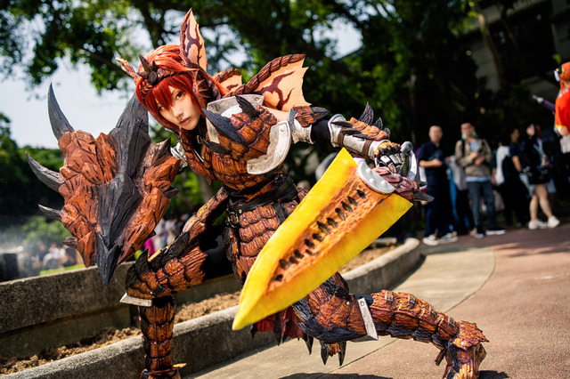 【コスプレ】『モンハン』リオレウス装備がガチすぎる！造形技術がハンパない、世界で活躍する美女レイヤー【写真7枚】 画像