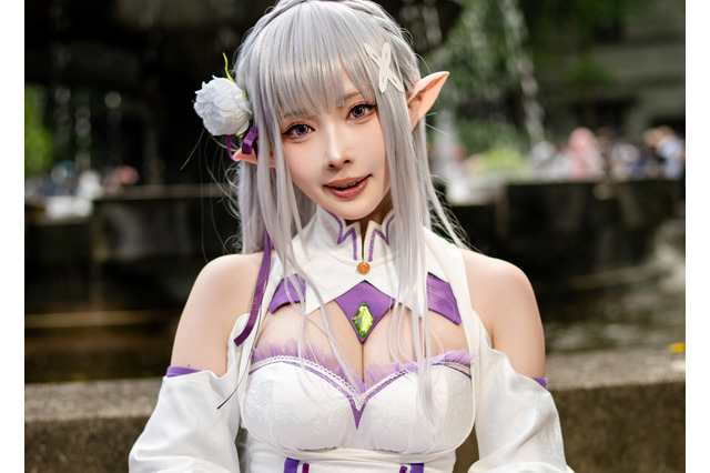 【コスプレ】「リゼロ」エミリアが美しすぎる!色白な美脚が際立つ、太ももの絶対領域も完璧【写真8枚】 画像