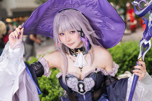 【コスプレ】『崩スタ』マダム・ヘルタが大阪に降臨!引き込まれそうな美貌と優雅な立ち姿で実写化のような再現っぷり【写真8枚】 画像