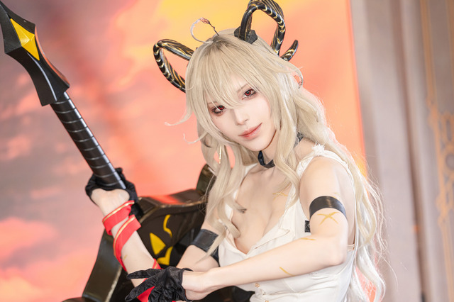 【コスプレ】巨大すぎる剣を携えたクールな微笑みがかっこいい！『鳴潮』ザンニーの公式レイヤーのポージングが本物すぎる【写真9枚】 画像