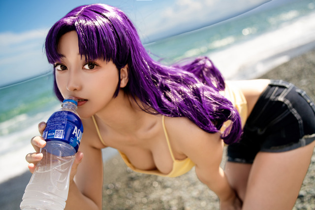 【コスプレ】「エヴァ」ミサトさんの大人の女性の魅力を詰め込みました！「ここに注目」する海辺の美スタイル【写真13枚】 画像