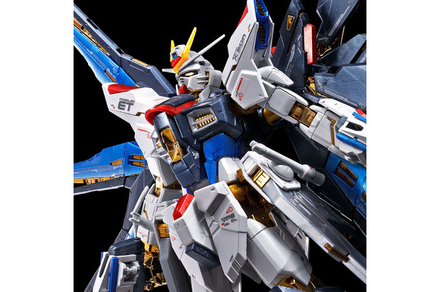 RGガンプラ「ストフリ」「デスティニー」のチタニウムフィニッシュ仕様が再販！ディスプレイを一層華やかにする「光の翼」も同時予約 画像