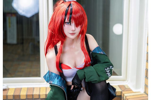 【コスプレ】振り向き姿のウエストが細すぎるっ！へそ出し＆ショーパン衣装をクールに着こなす美女レイヤー【写真10枚】 画像