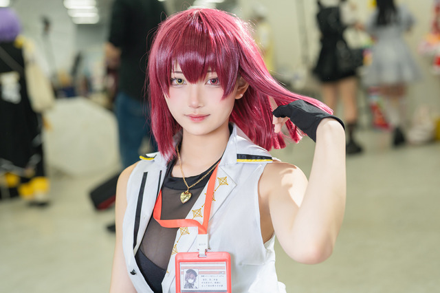 【コスプレ】社長服の宝鐘マリン船長が艶っぽい!ノースリーブシャツにスリットがセクシーなタイトスカート姿でドキドキが止まらない【写真8枚】 画像