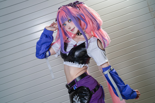 【コスプレ】抜群のメイクセンスに美くびれが際立つスタイル作りまで！美しさを徹底追求したホロライブ「ヴィヴィ」レイヤー【写真9枚】 画像