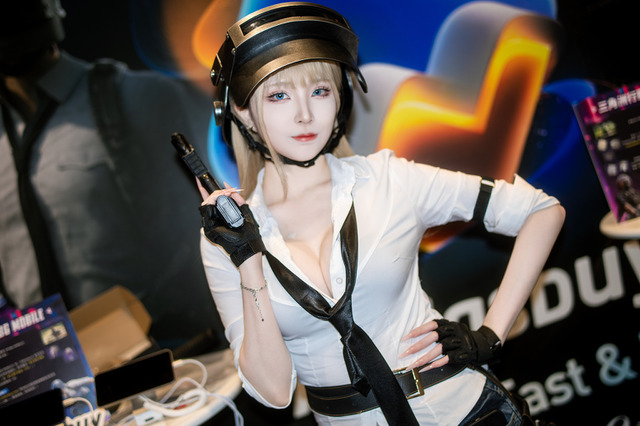 【コスプレ】ショーパン×ニーハイの『PUBG MOBILE』ガンナーがあまりに美しすぎる！銃を構えたスレンダー美女に注目【写真8枚】 画像