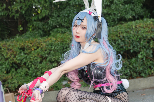 【コスプレ】ミクさんバニーが「ワンフェス」に出現!スレンダースタイルに網タイツの挑発ポーズがどハマりな美女レイヤー【写真9枚】 画像