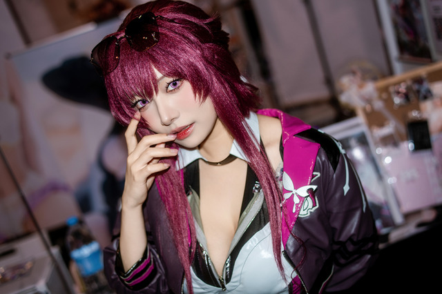 【コスプレ】『崩壊：スターレイル』カフカのセクシーな眼差しがたまらない！黒ストッキングに映える美脚を見よ【写真8枚】 画像