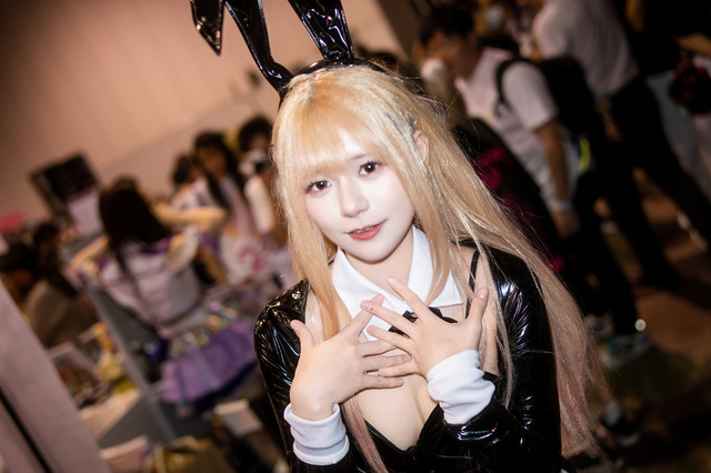 【コスプレ】「着せ恋」喜多川海夢のバニーガールがキュート！エナメル×編みタイツでスラリとした美脚が光る【写真7枚】 画像