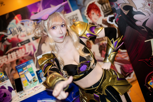 【コスプレ】へそ出し衣装が似合う！香港で見つけた美女コンパニオンの小悪魔姿が妖艶すぎた【写真6枚】 画像