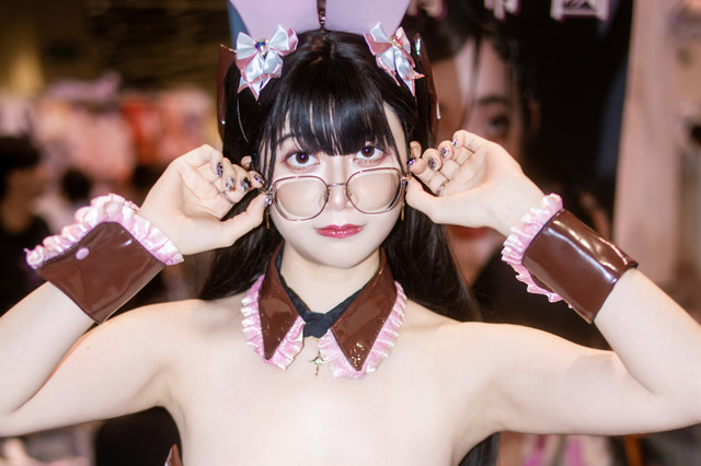 【コスプレ】バニーガールな眼鏡美人の存在感がすごい！すべてを魅了する圧倒的な目力にやられてしまう【写真6枚】 画像