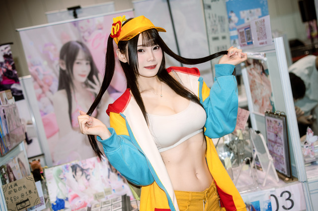 【コスプレ】美しすぎるマクドナルド店員コスを香港で発見！スポーツブラからニーハイまで計算され尽くしたファッションを見よ【写真7枚】 画像