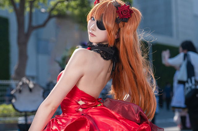 【コスプレ】背中で魅せる『NIKKE』コラボのアスカ、学マスやホロライブの夏衣装も必見!「コミケ106」美女レイヤー13選【写真61枚】 画像