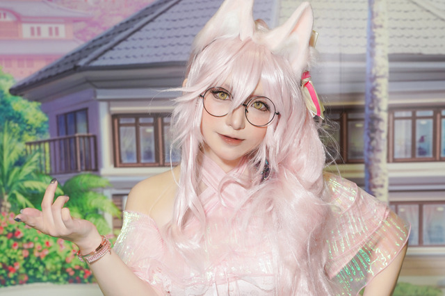 【コスプレ】リゾートでリラックスしたコヤンスカヤが可愛い!丸メガネ×デニムで魅了してくる美女レイヤー【写真8枚】 画像