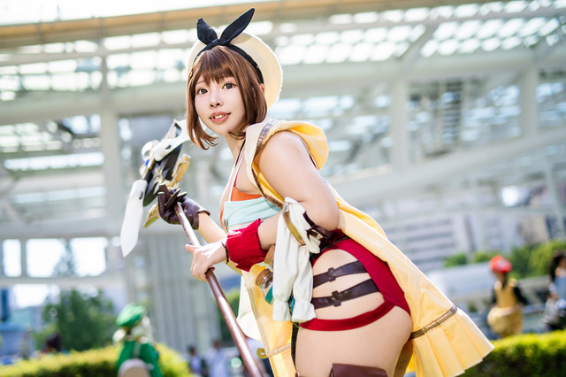 【コスプレ】ライザのむっちり太ももの再現度が高すぎる！魅惑的な二次元ボディにドキドキが止まらない【写真8枚】 画像