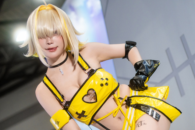 【コスプレ】『NIKKE』エレグの夏衣装がパリピすぎません?抜群のスタイルで着こなす中国美女レイヤー【写真9枚】 画像