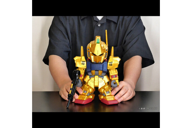 全高約24cm、金色塗装で圧倒的存在感！「機動戦士Zガンダム」より「SD百式」ジャンボソフビフィギュアが本日9月4日12時より予約受付開始 画像