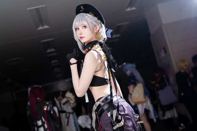 【コスプレ】背中が美しい『鳴潮』、華やかな衣装が映える『原神』『ブルアカ』など人気ゲームの美女キャラが「アコスタ池袋」に集結【写真41枚】 画像