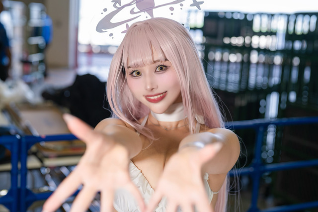 【コスプレ】天使が舞い降りた！『ブルアカ』ミカが純白の夏衣装で美しいスタイルを披露する【写真8枚】 画像