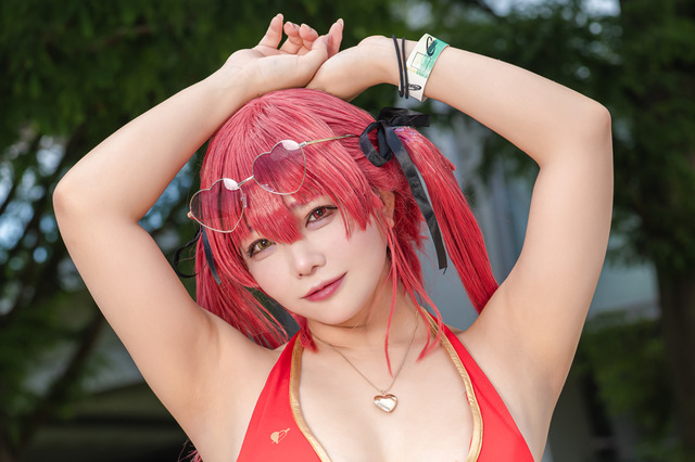 【コスプレ】マリン船長がコミケで隠しきれないナイスバディを披露！開放感あふれるパーカー＆夏衣装が魅惑的すぎた【写真8枚】 画像