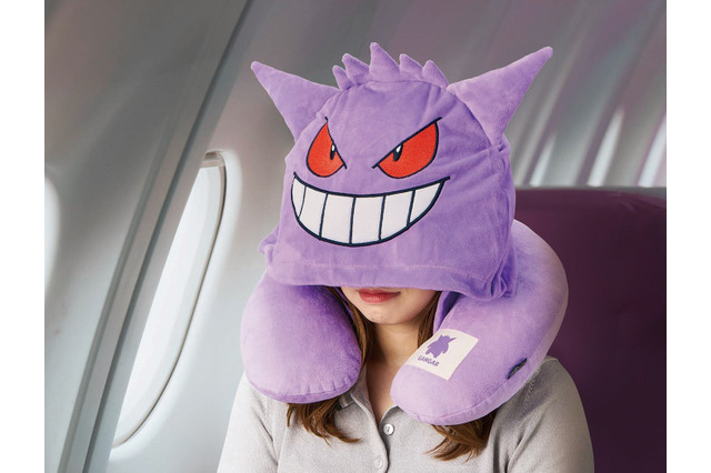 『ポケモン』ゲンガーになりきりながら快適に過ごせる!フード付ネックピローほか、ピカチュウのスーツケースベルトなどトラベルグッズが発売 画像