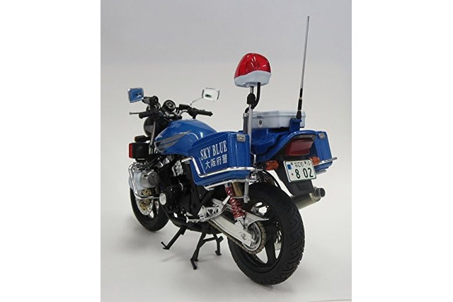 「街を守る青バイ!」「プラモで再現できるなんて胸アツ」 大阪府警仕様CB400が12%オフで手に入る 画像