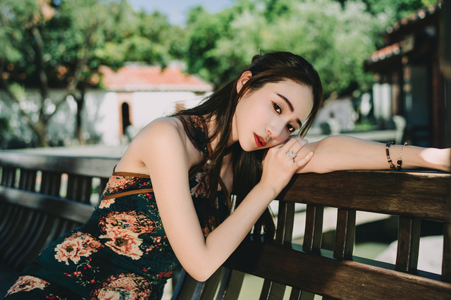 八頭身の台湾美女×エレガントなチャイナドレスが艶っぽい！まるでドラマのワンシーンのような佇まいに惹き込まれそう【写真8枚】 画像