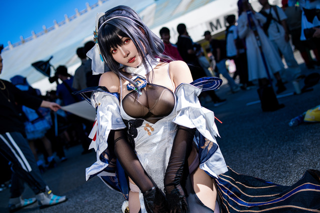 【コスプレ】台湾美女が魅せる『アズレン』鎮海がすごい！ボリューミーな太ももが際立つ衣装でS字カーブが美しすぎた【写真8枚】 画像