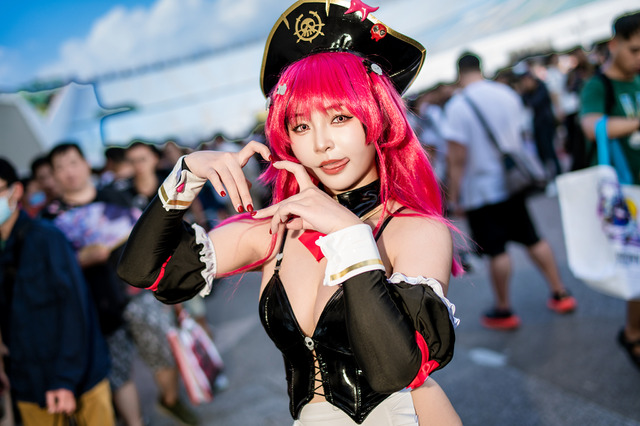 【コスプレ】台湾美女の『NIKKE』ボンテージメイドが妖艶すぎる！こんなにロマンチックな美太ももがあったなんて…【写真7枚】 画像