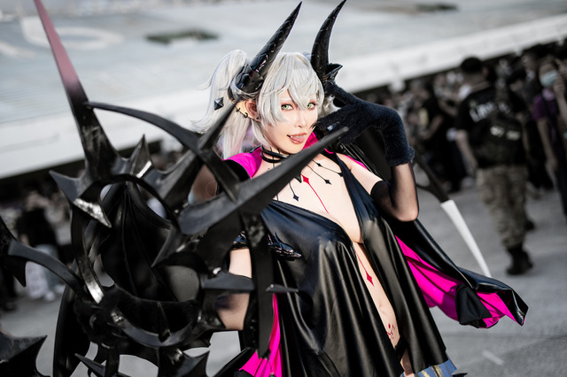【コスプレ】『FGO』リリスの大胆不敵な佇まい!スタイル抜群の台湾美女のエナメル衣装が妖艶すぎた【写真8枚】 画像