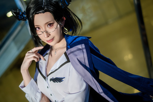 【コスプレ】眼鏡×ミニスカ×網タイツの完璧なコンボ！大人の魅力全開な「HololiveEN」ネリッサ・レイヴンクロフトの美女レイヤー【写真7枚】 画像