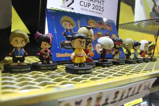 『スト6』モニターマスコットが可愛すぎる…！コラボグッズやアパレルなどがクールなGRAPHT物販ブースレポ【TGS2025】 画像