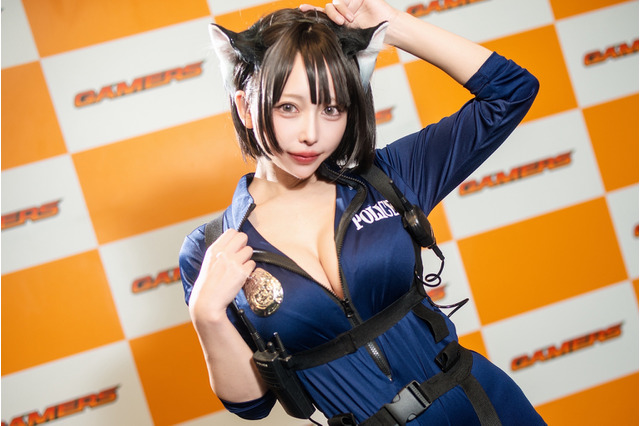【コスプレ】異次元ボディのミニ丈ポリスに確保されたい!むちむち太ももが魅力的すぎる美女レイヤーに注目【写真9枚】 画像
